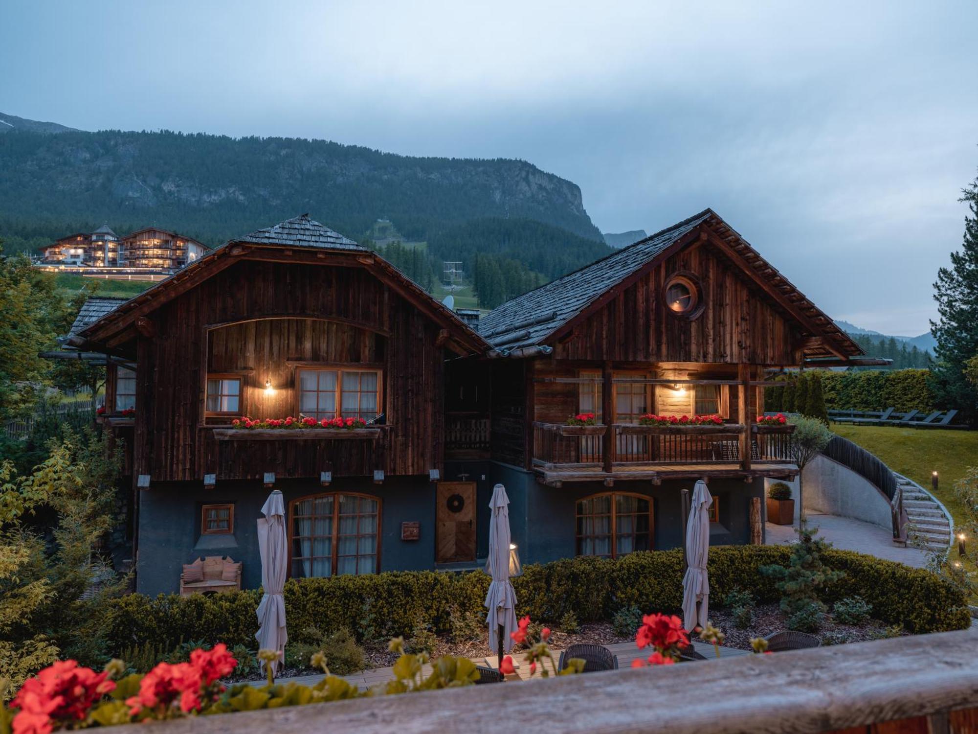 Sportony Mountain Lodges La Villa  Bagian luar foto