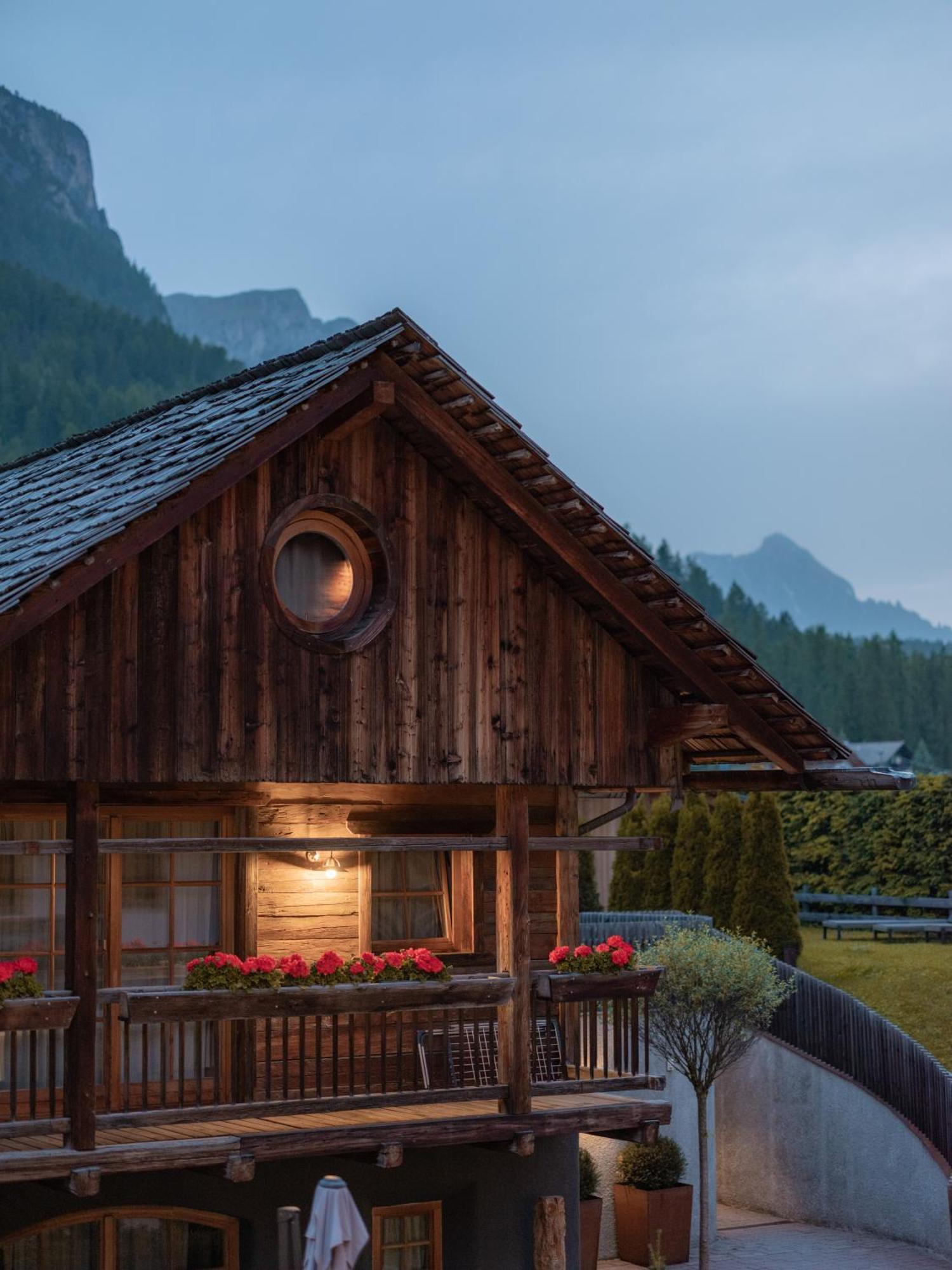 Sportony Mountain Lodges La Villa  Bagian luar foto